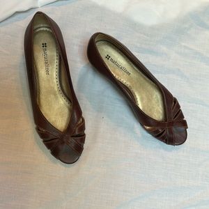 BROWN NATURALIZER FLAT SIZE 4